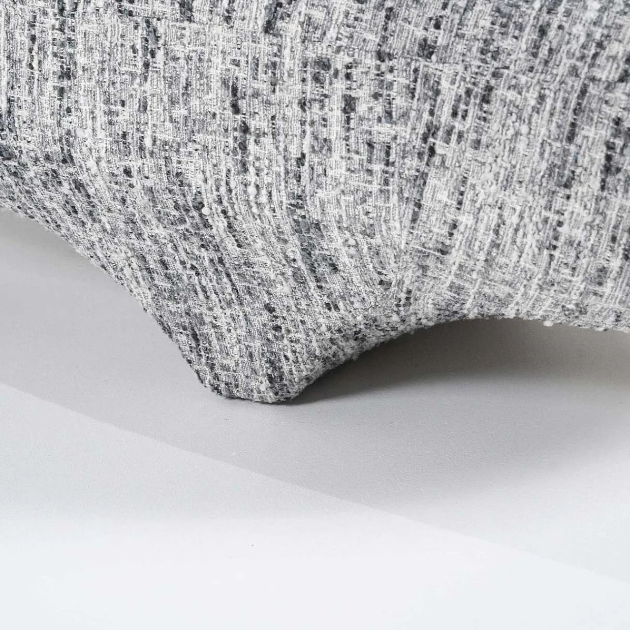 Eleonora Sofa Jayden Barkley Grau 265> Sofas