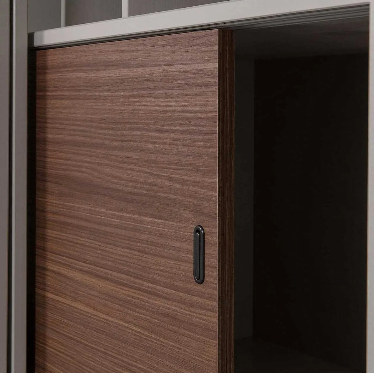 mutoni living Vitrinenschrank James Kiefer Grau 125X200> Vitrinen